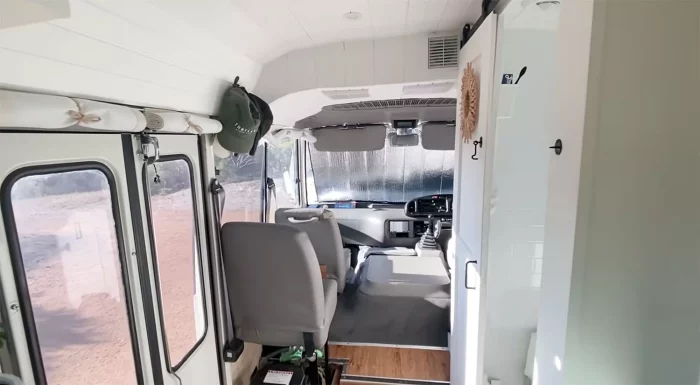 Преобразование микроавтобуса в зоне водителей Эланы Каундрелис
