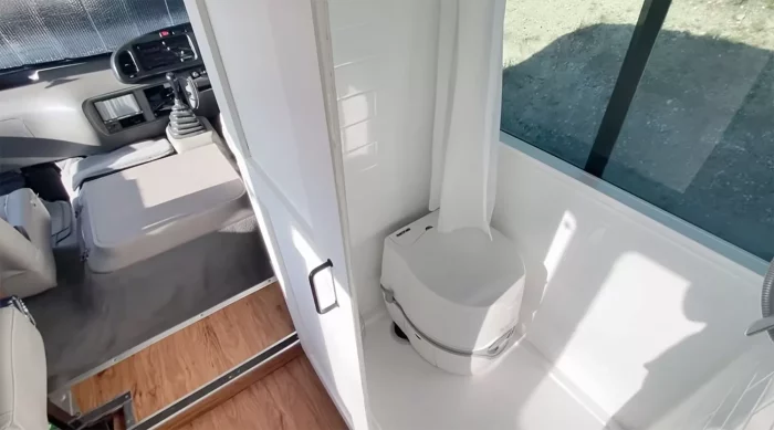 Преобразование микроавтобуса ванной комнаты Эланы Каундрелис